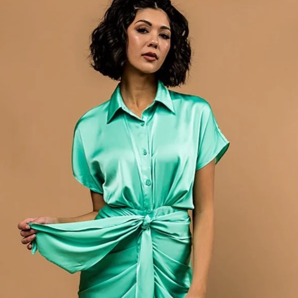 Stunning dress. The first photo is the actual color. Size S - Picture 2 of 2